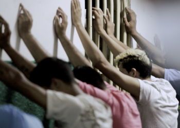 Cineasta documenta em série deficiências da prisão brasileira após percorrer 19 cadeias